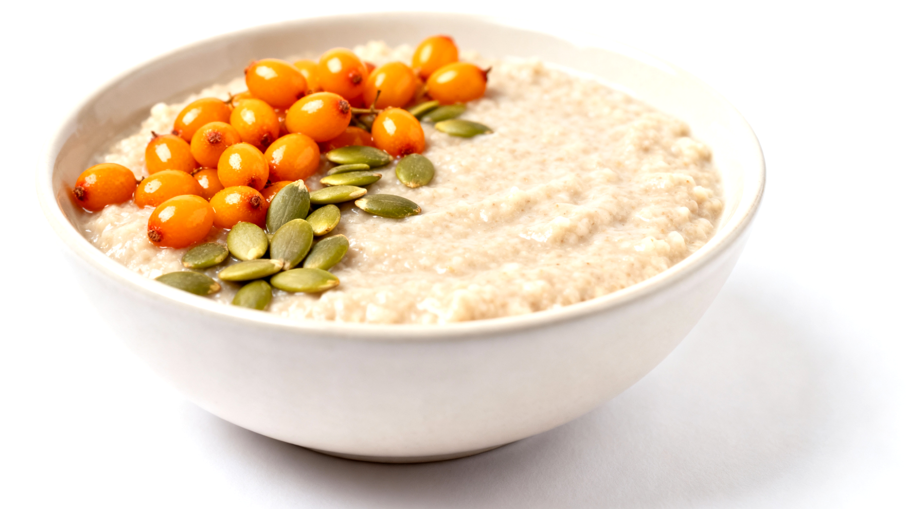 Amaranth-Porridge mit Sanddornbeeren und Kürbiskernen"