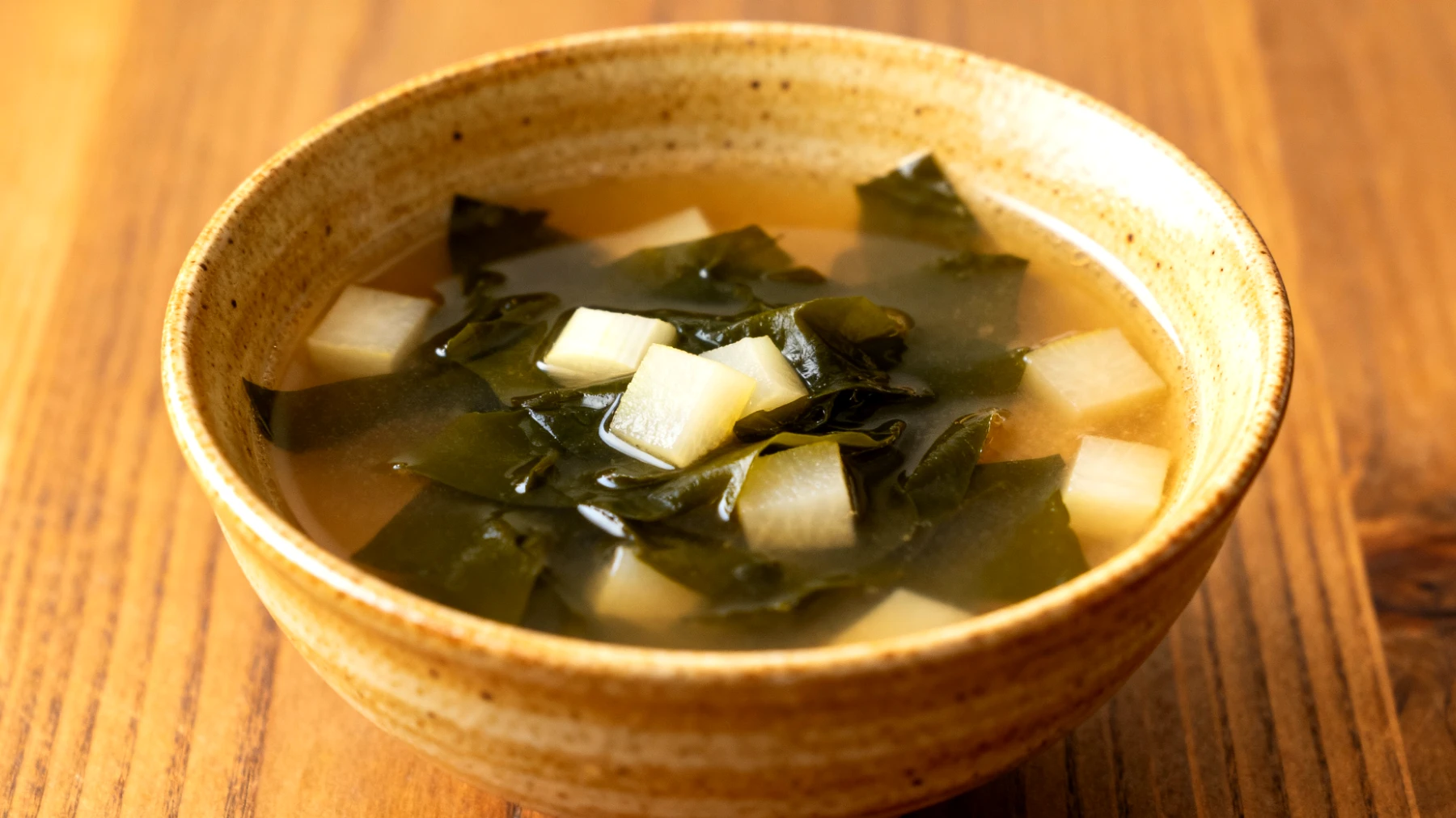Miso-Suppe mit Wakame-Algen und Daikon-Rettich"