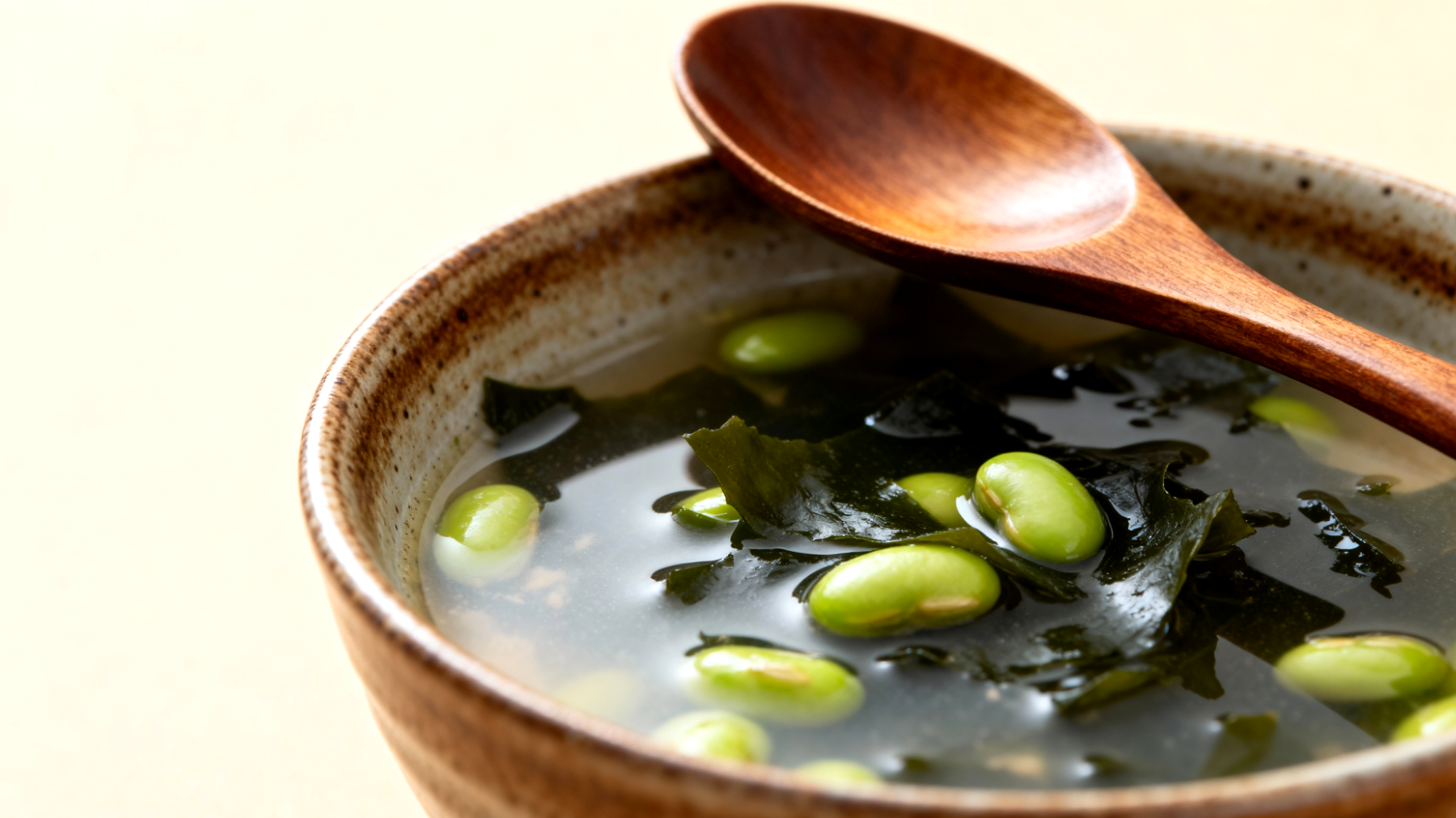 Miso-Suppe mit Wakame-Algen und Edamame"