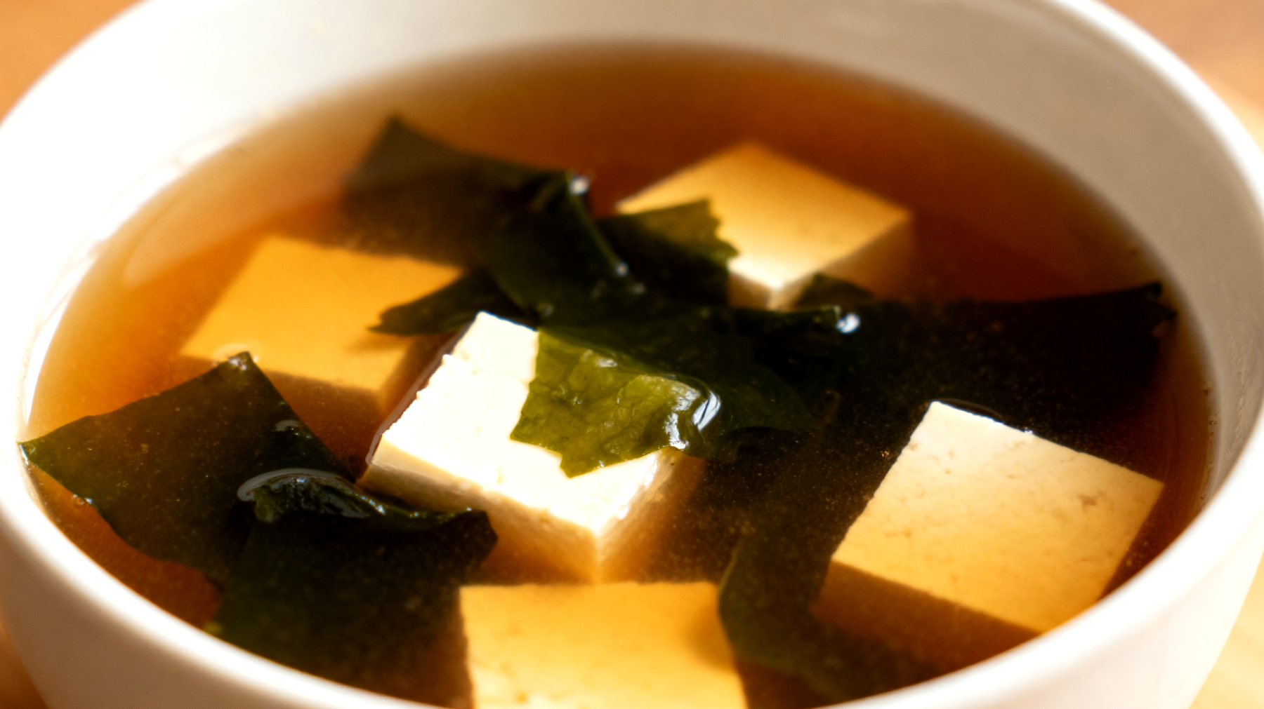 Miso-Suppe mit Wakame-Algen und Seidentofu"