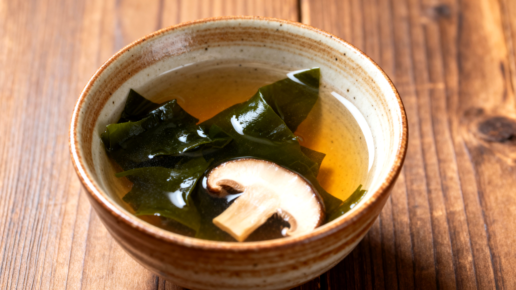 Miso-Suppe mit Wakame-Algen und Shiitake-Pilzen"