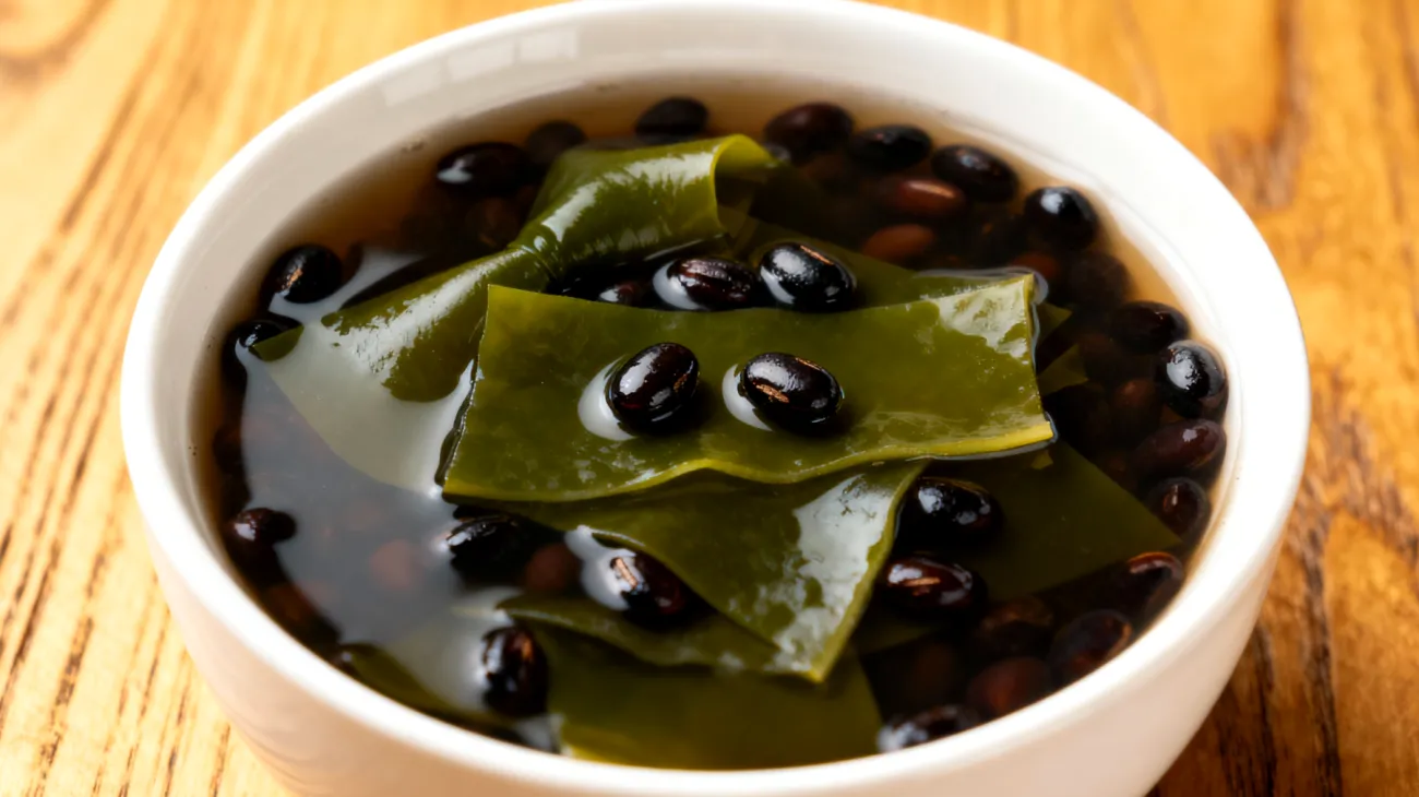 Miso-Suppe mit Wakame-Algen und fermentierten Schwarzbohnen"