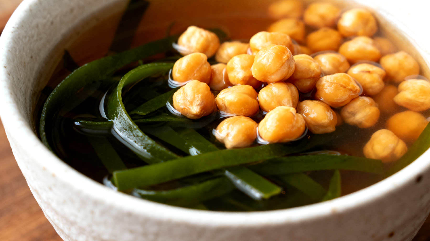 Miso-Suppe mit Wakame-Algen und gerösteten Kichererbsen"