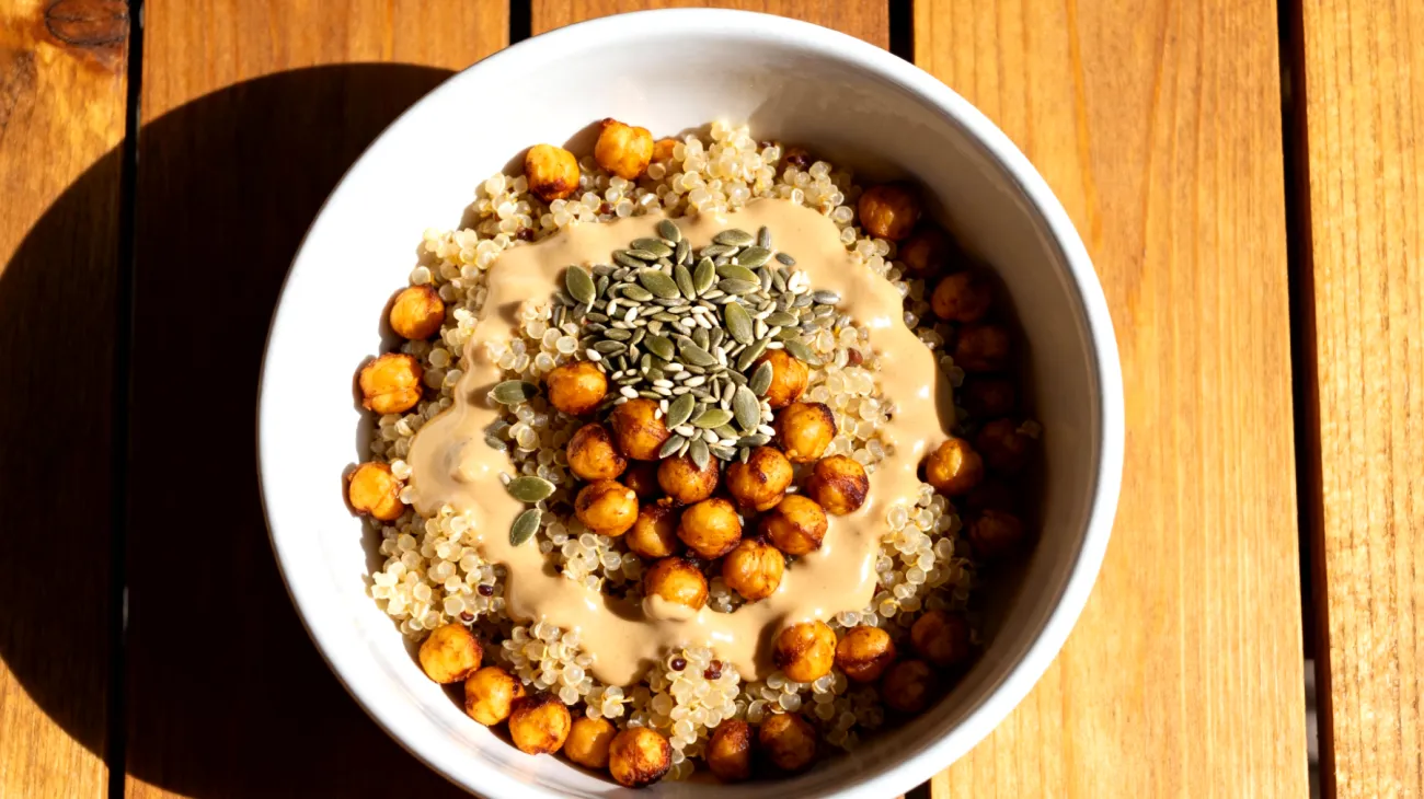 Quinoa-Bowl mit Hanfsamen, gerösteten Kichererbsen und Tahini-Dressing"
